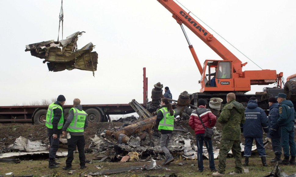 Iš katastrofos vietos šalinamos „Malaysian Airlines“ lėktuvo nuolaužos