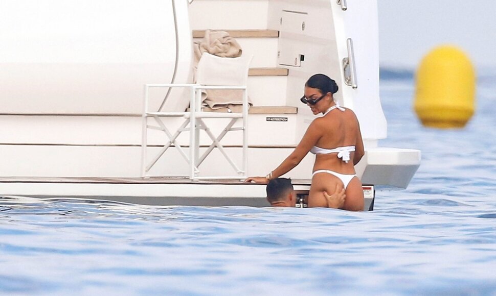 Christiano Ronaldo su mylimąja užfiksuoti jachtoje