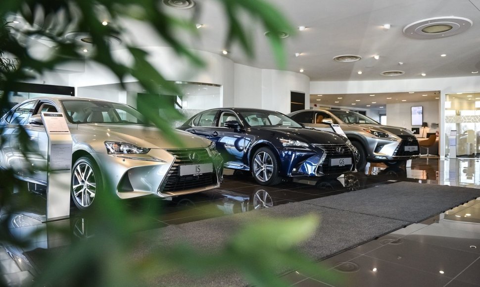 „Lexus“ atstovai Vilniuje atnaujino automobilių saloną