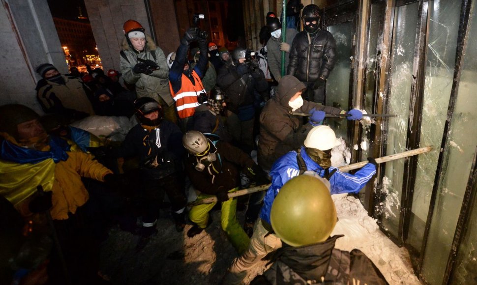 Maidano aktyvistai pabandė įsiveržti į Ukrainos rūmus Europos aikštėje.