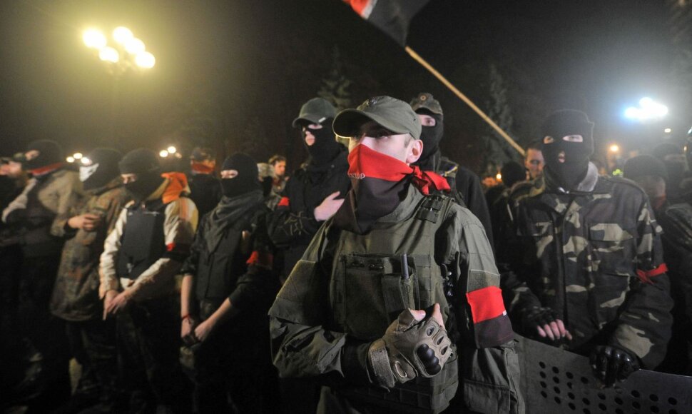 Ukrainos ultranacionalistinio judėjimo &bdquo;Pravyj sektor&ldquo; nariai prie Auk&scaron;čiausiosios Rados