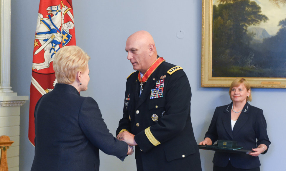 Prezidentė įteikė valstybės apdovanojimą JAV kariuomenės Sausumos pajėgų vadui generolui Raymondui T. Odierno