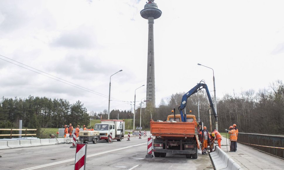 Tvarkomas viadukas Karoliniškėse.