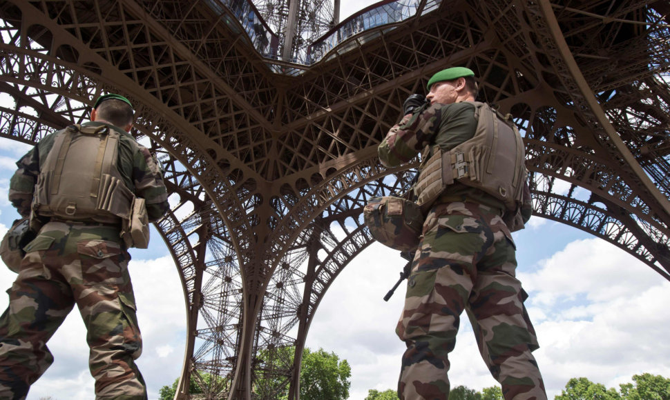 Prancūzijos kariai prie Eiffelio bokšto