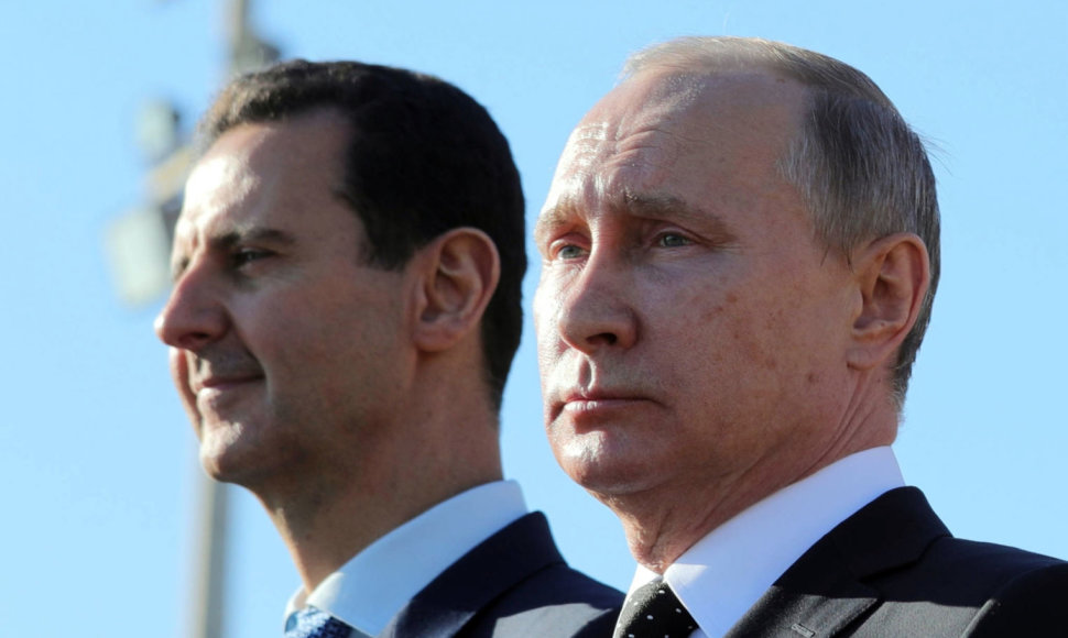 Basharas al Assadas ir Vladimiras Putinas Rusijos karinių oro pajėgų bazėje Sirijoje