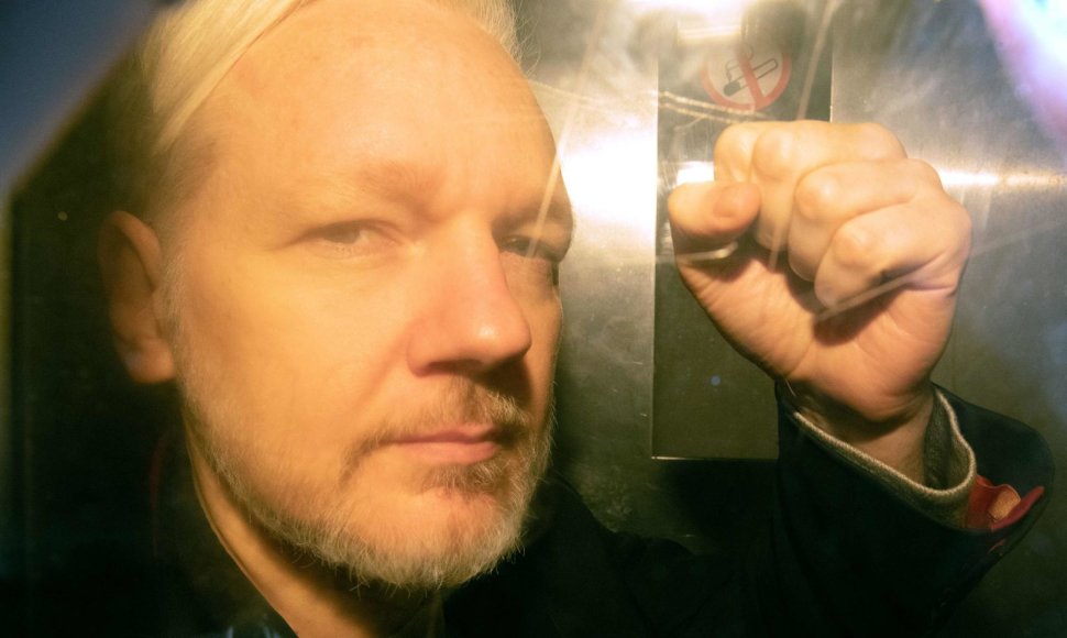 J.Assange'as atvyko į teismą
