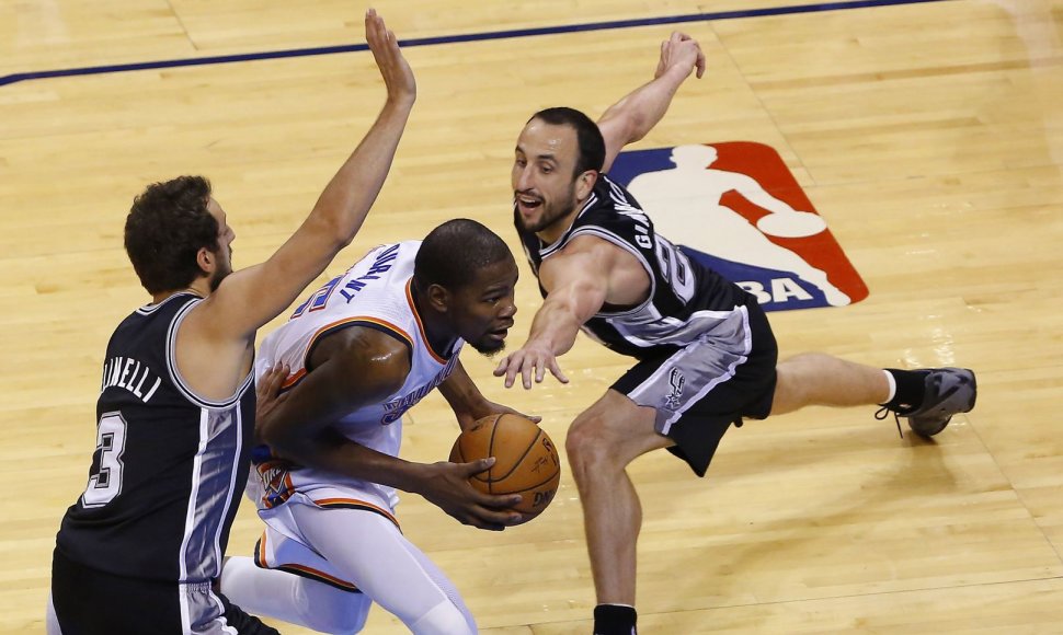 „Thunder“ lyderį Keviną Durantą stabdo „Spurs“ žaidėjai Marco Belinelli ir Manu Ginobilli