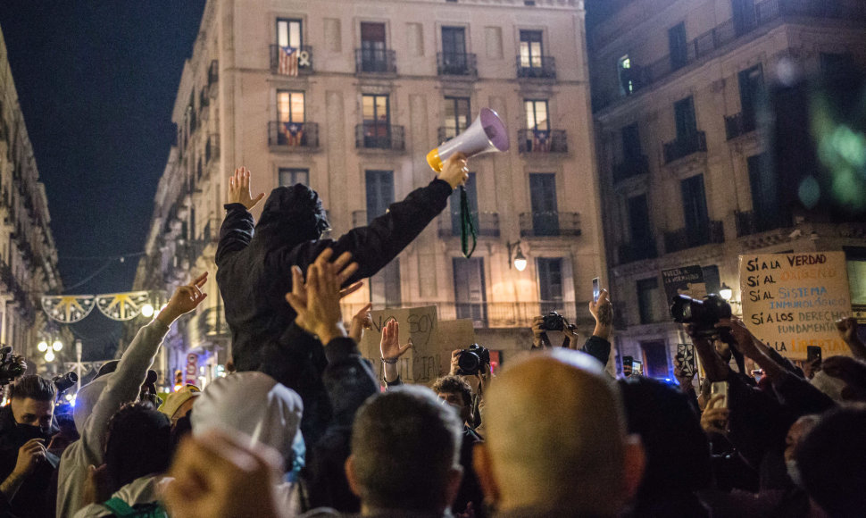 Koronaviruso neigėjų protesto akcija Barselonoje