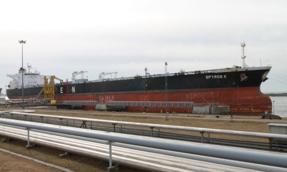 Prie „Klaipėdos naftos“ krantų prisišvartavo didžiulis – beveik 158 tūkst. tonų talpos – tanklaivis „SPYROS K“. 