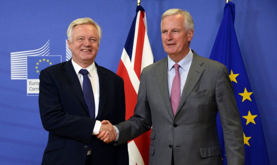D.Davisas ir M.Barnier