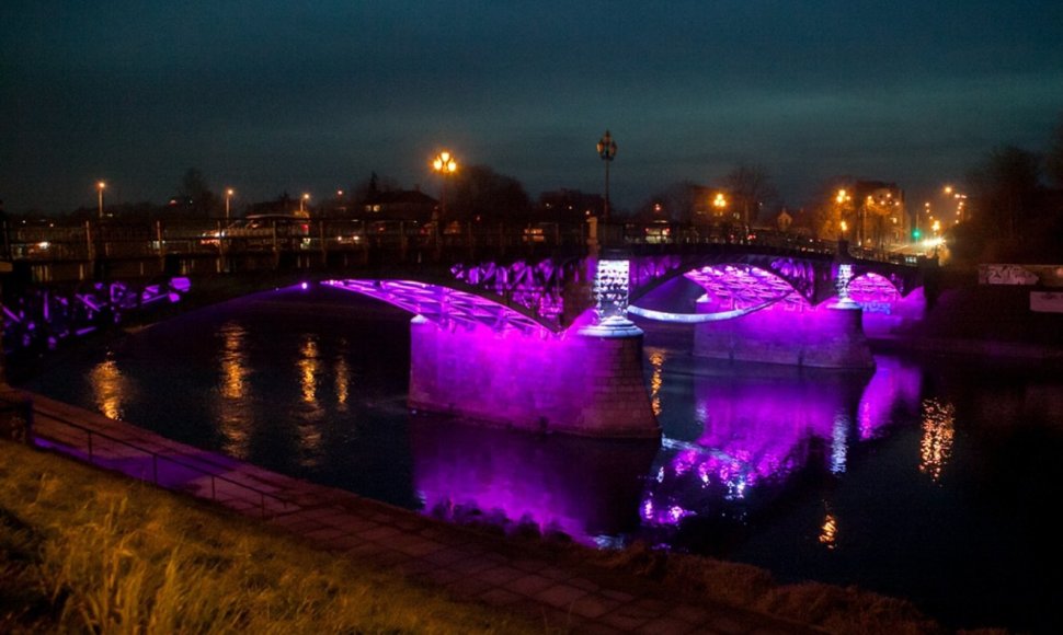 Ankstukams purpurine spalva įžiebtas Žvėryno tiltas