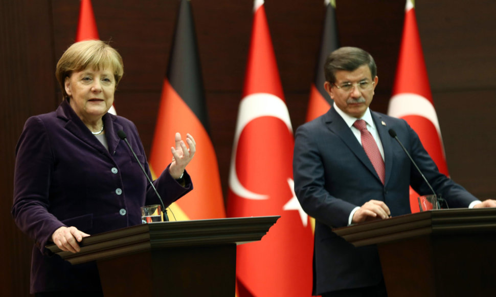 Angela Merkel ir Ahmetas Davutoglu