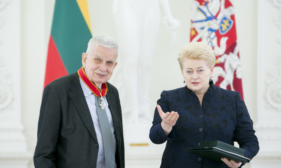 Dalia Grybauskaitė apdovanojo Tomą Venclovą ordinu „Už nuopelnus Lietuvai“ Komandoro didžiuoju kryžiumi