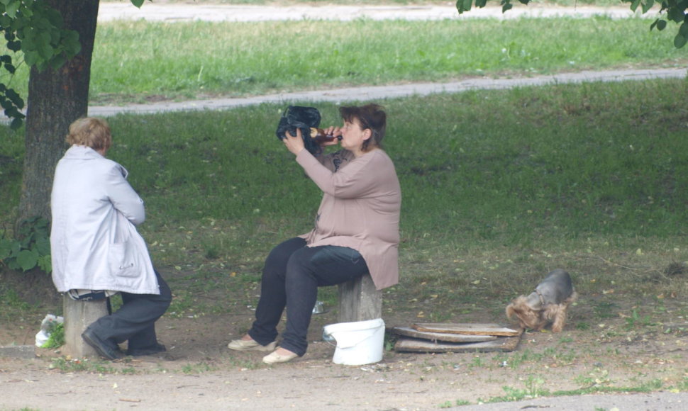 Girtuokliaujančios moterys prie Ryto progimnazijos Vilniuje 