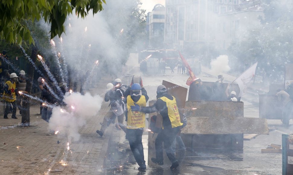 Stambule policija ašarinėmis dujomis vaikė Gegužės 1-osios demonstraciją.