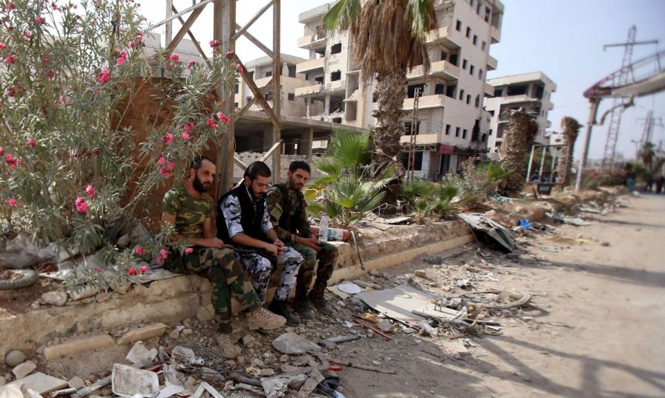 Sirijos sukilėliai ir civiliai penktadienį pradėjo evakuotis iš Darajos miesto