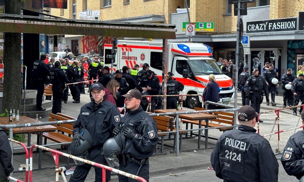 Incidentas Hamburge: vyras pareigūnus puolė kirviu