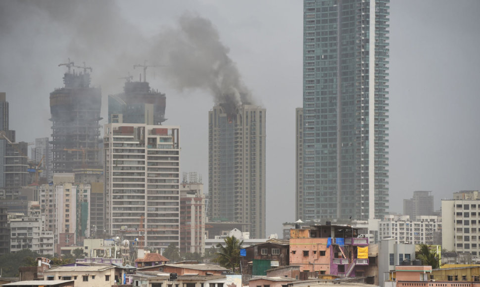 Indijos finansų ir pramogų sostinėje Mumbajuje dega prabangus dangoraižis