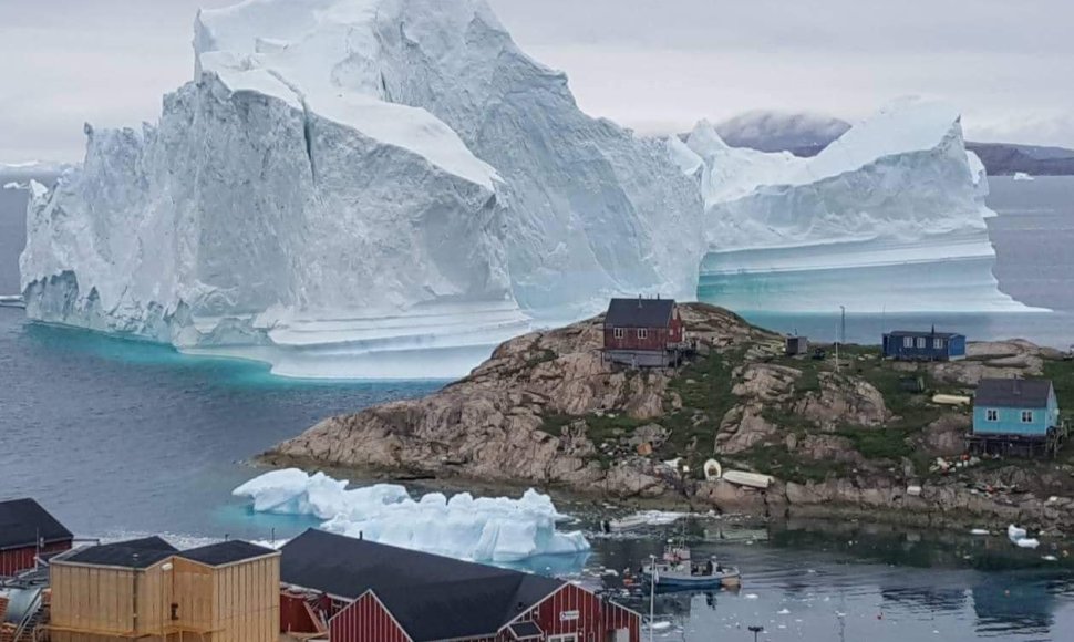 Prie miestelio Grenlandijoje priartėjęs ledkalnis