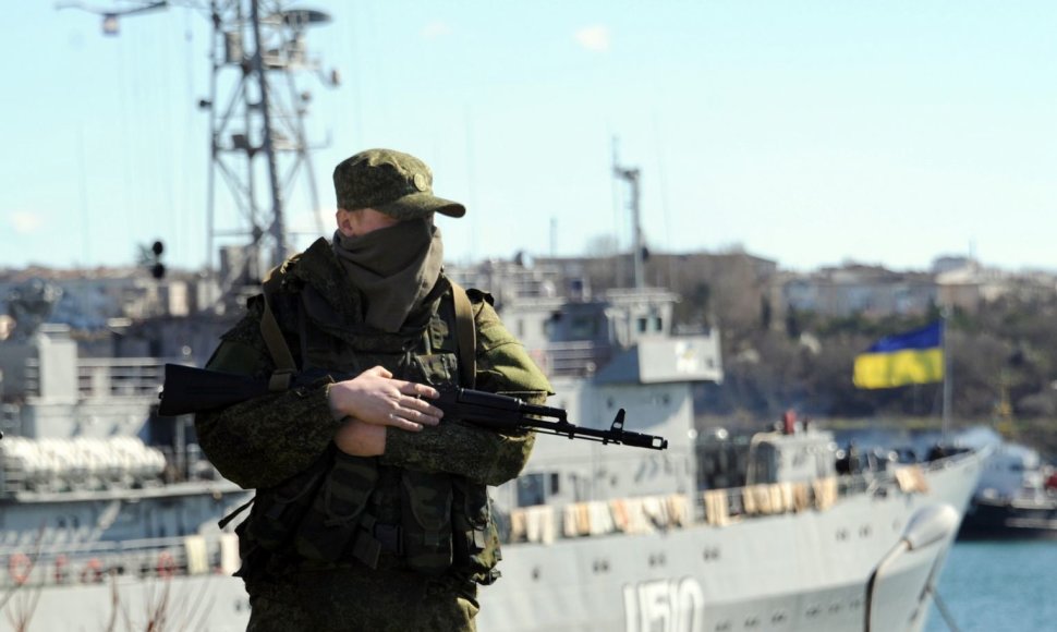 Rusijos karys netoli Ukrainos karinio laivo „Slavutyčius“, Sevastopolyje.