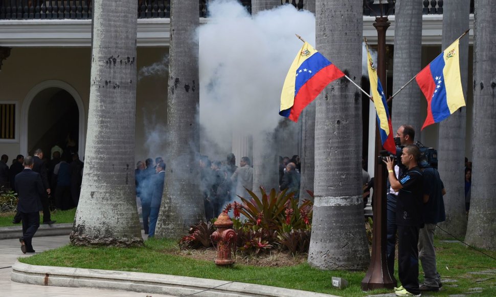 Venesueloje į Kongreso rūmus veržiasi vyriausybės šalininkai