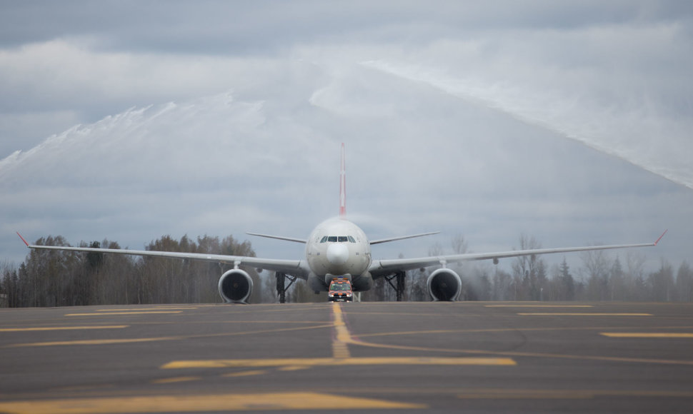 Orlaivio „Airbus A330F“ sutikimo akimirka