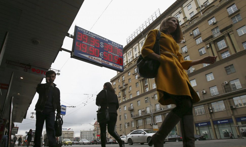 Rublis pasiekė naujas rekordines žemumas dolerio atžvilgiu