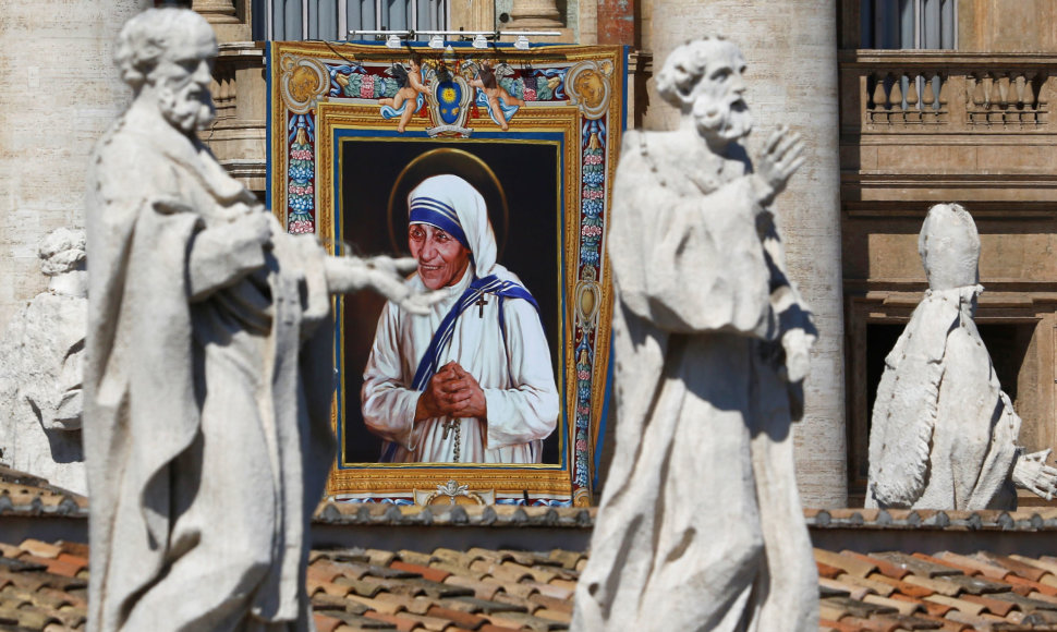 Motinos Teresės portretas ant Šv. Petro bazilikos fasado