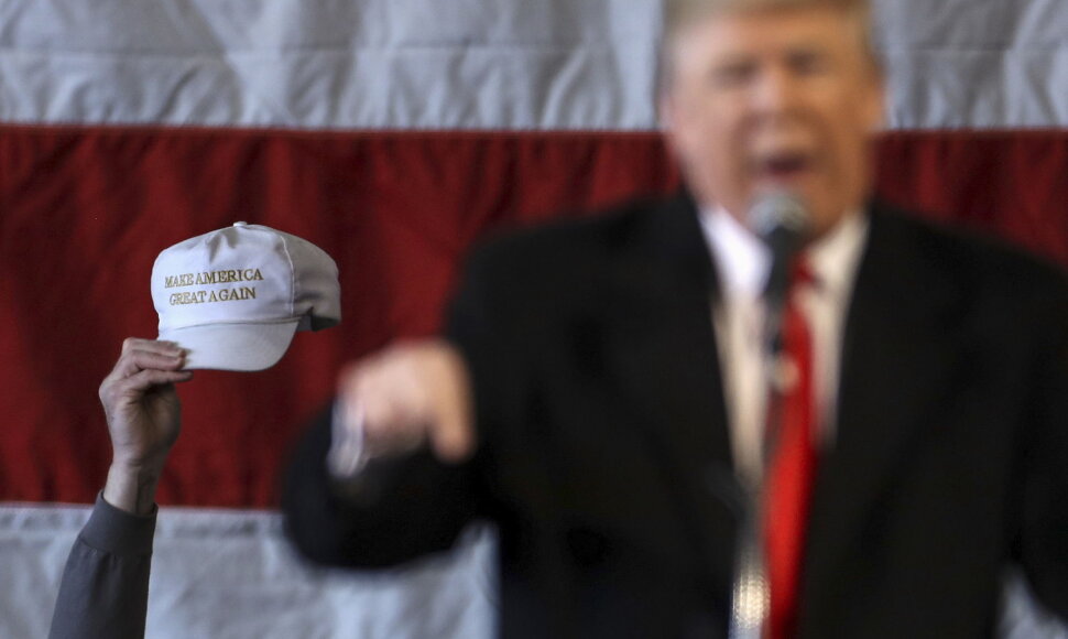 D.Trumpas ir kepuraitė su jo kampanijos šūkiu.
