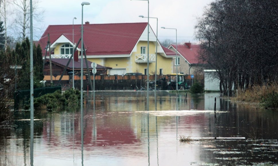 Išsiliejusi iš krantų Danės upė pasiekė gyventojų namus.