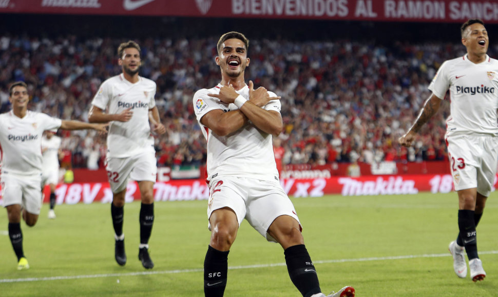 Andre Silva švenčia įvartį į Madrido „Real“ vartus.