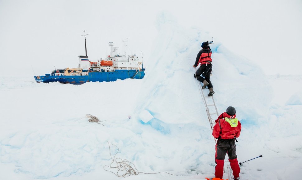 Antarktidoje įstrigęs laivas „Akademik Šokalskij“
