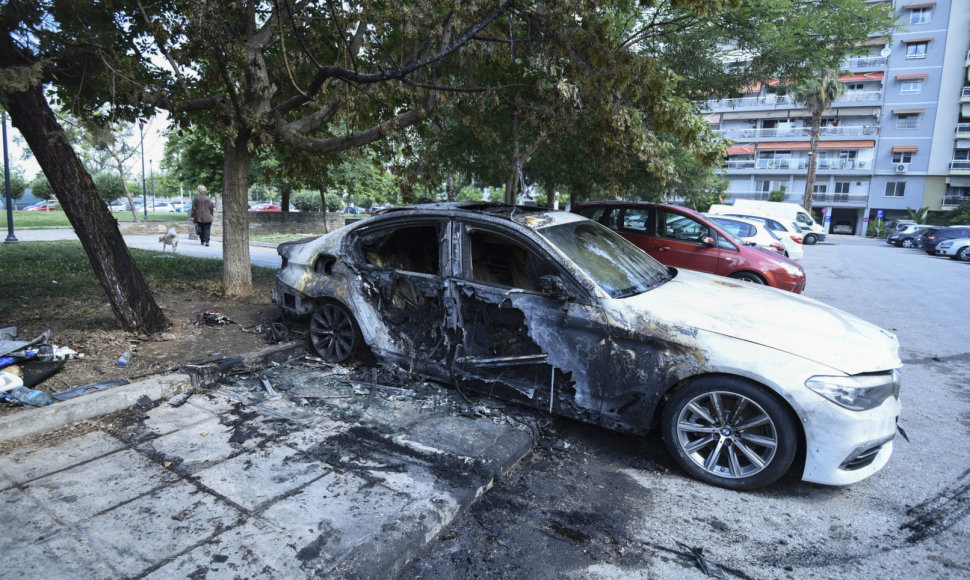 Graikijoje padegti du Turkijos piliečiams priklausantys automobiliai