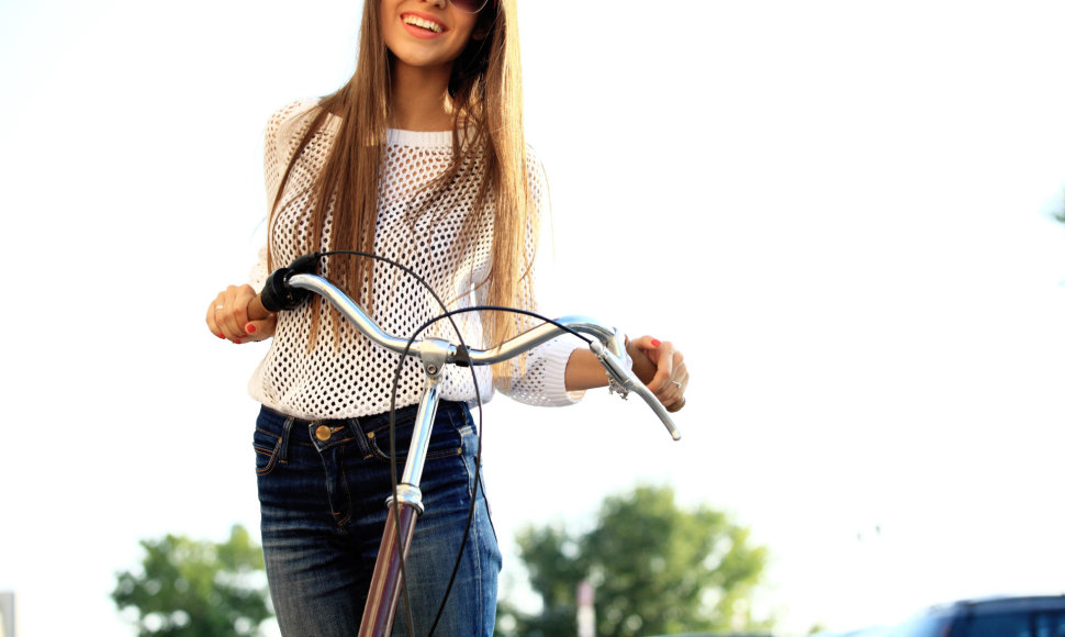 Mergina su dviračiu