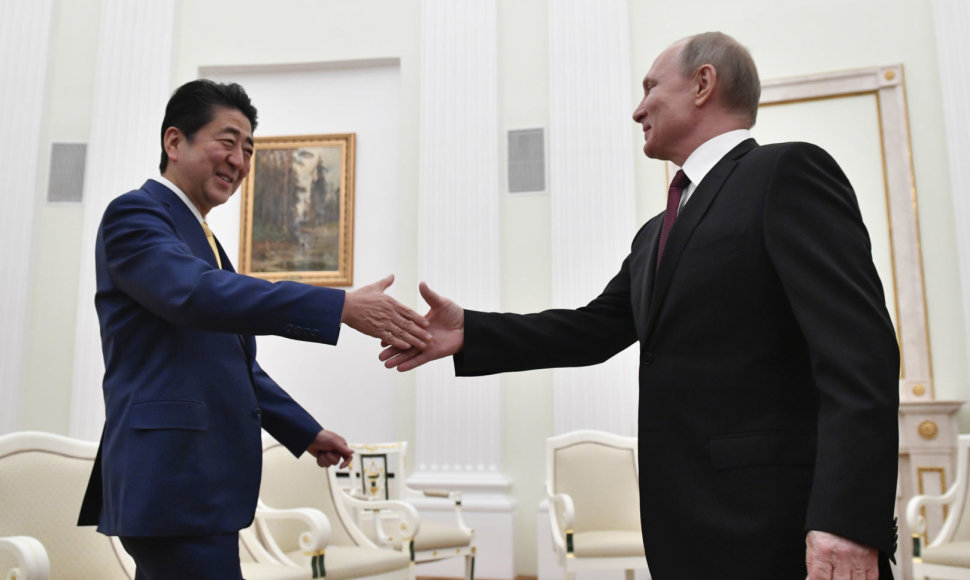 Shinzo Abe ir Vladimiras Putinas Kremliuje