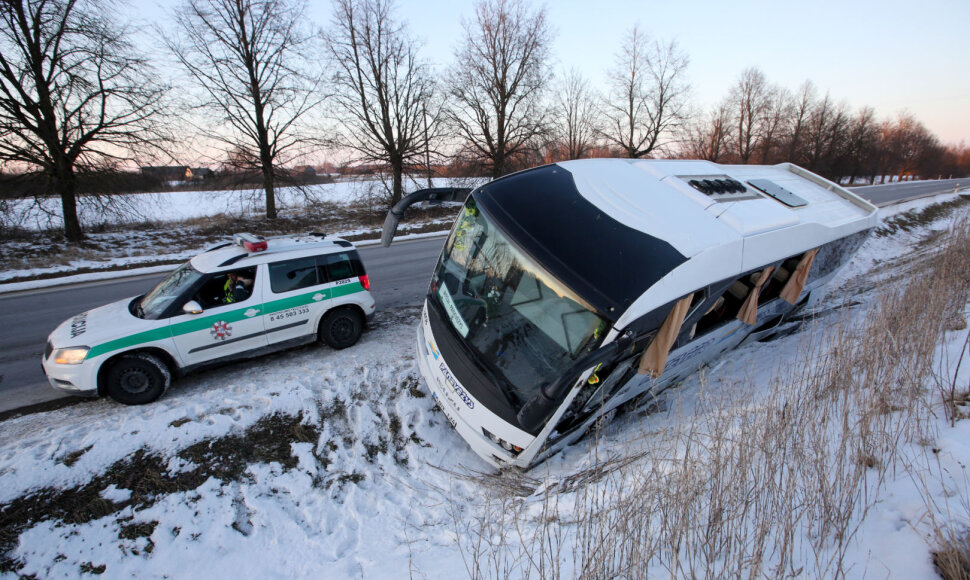 Biržų rajone nuo kelio nuslydo mar&scaron;rutinis autobusas