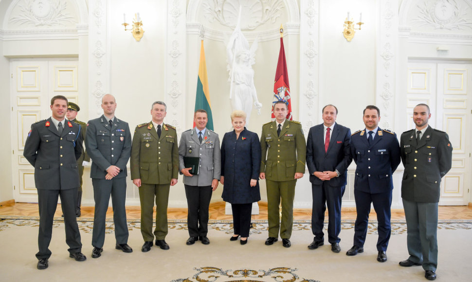 NATO priešakinių pajėgų Lietuvoje vadui plk. ltn. Ch. Huberiui – valstybės apdovanojimas