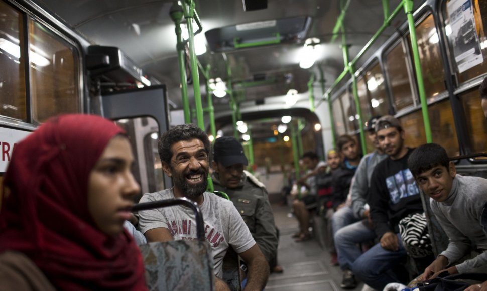 Migrantai autobusais vežami prie sienos su Austrija