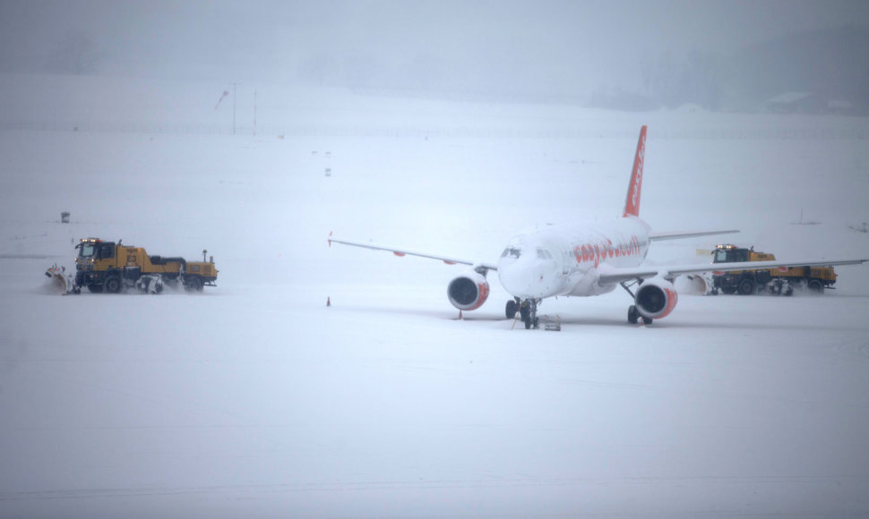 Sniegas Ženevos oro uoste