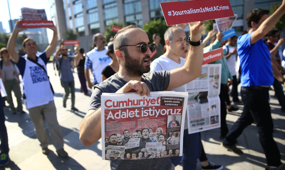 Turkų aktyvistai protestuoja prieš žiniasklaidos apribojimus