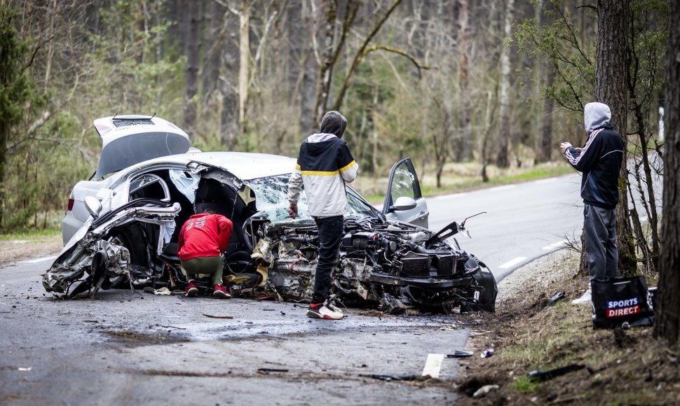 Karačiūnų gatvėje BMW atsitrenkė į medį