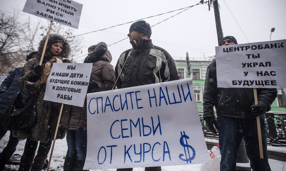 Paskolas JAV doleriais turinčių žmonių protestas prie Rusijos centrinio banko Maskvoje