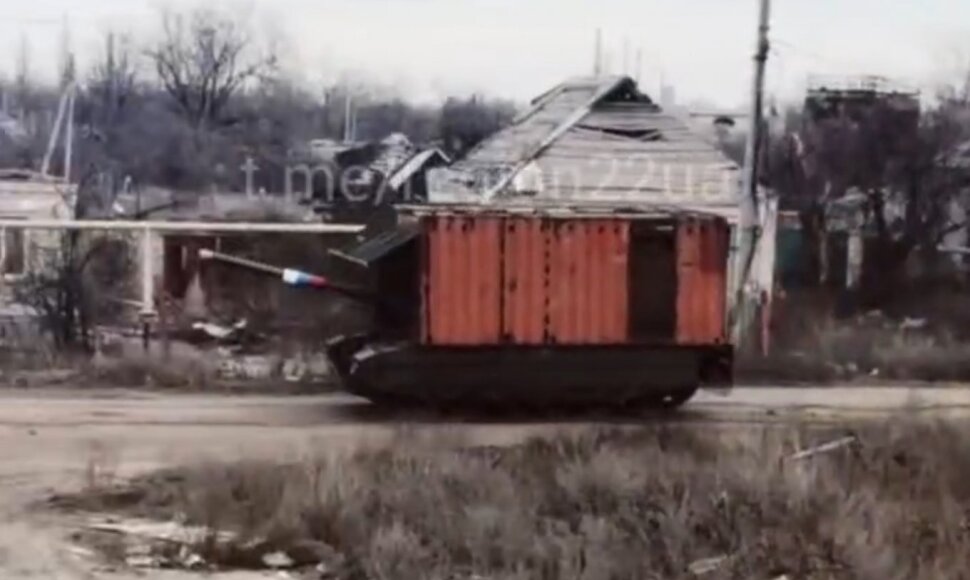 Rusai ant tankų pradėjo montuoti jūrinius transportinius konteinerius.