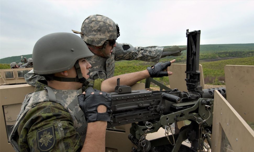 KASP karys tobulina šaudymo įgūdžius PANG poligone „Fort Indiantown Gap“, 2008 m.