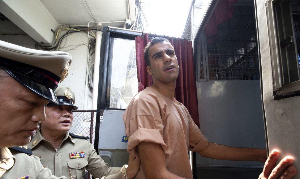 Bahreino futbolininkas Hakeemas Al-Araibi palieka teismą Bankoke.