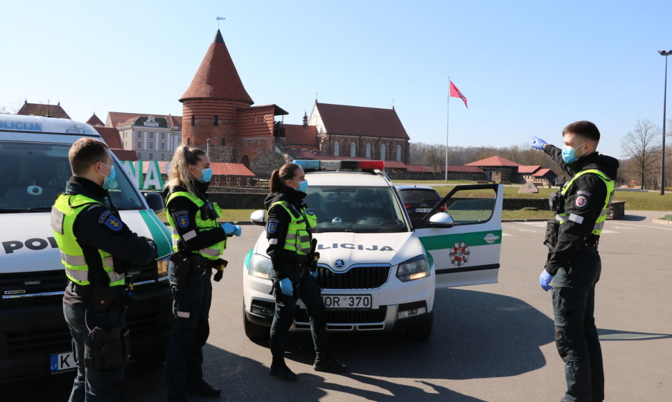 Patruliavimą mieste vykdantys Kauno policijos pareigūnai