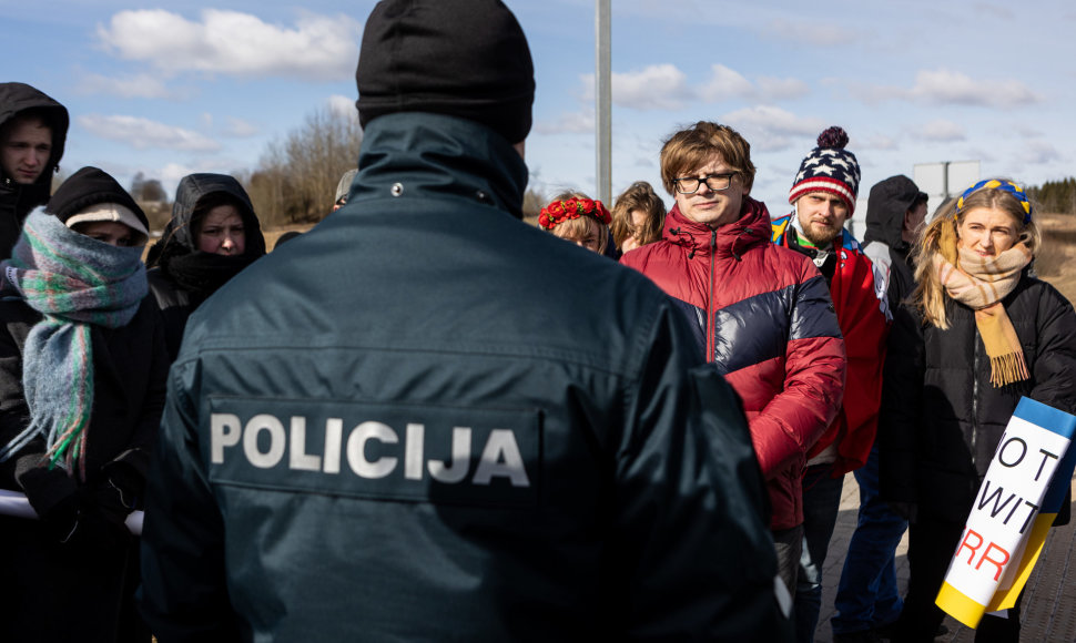 Policija protestuotojus įkalbėjo neblokuoti kelio ties Baltarusijos siena.