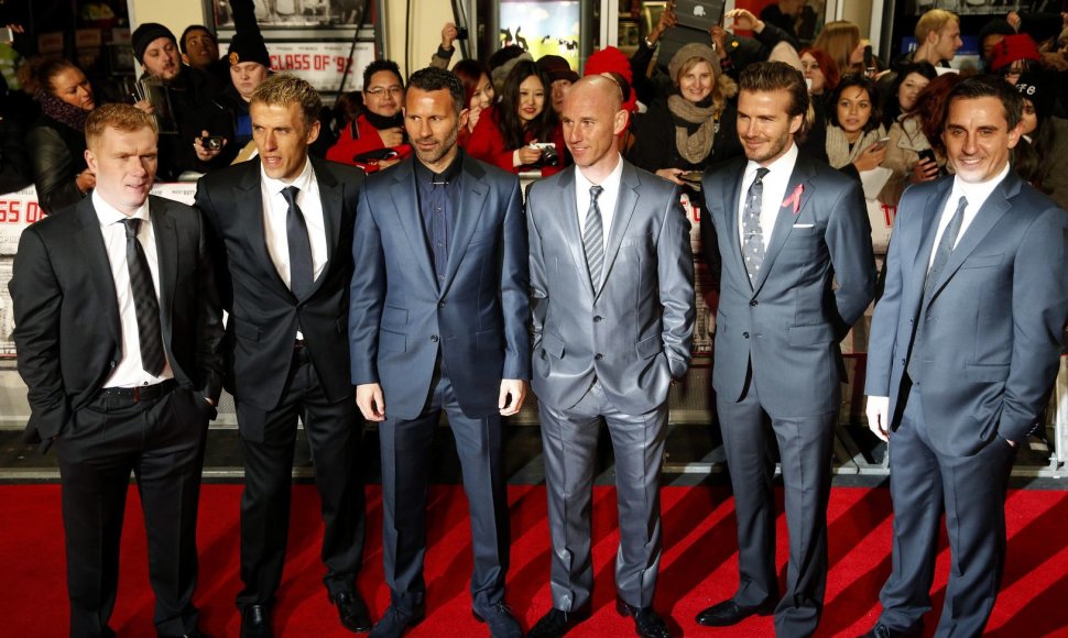 Iš kairės – Phillas Neville'as, Ryanas Giggsas, Nicky Nuttas, Davidas Beckhamas, ir Gary Neville'as