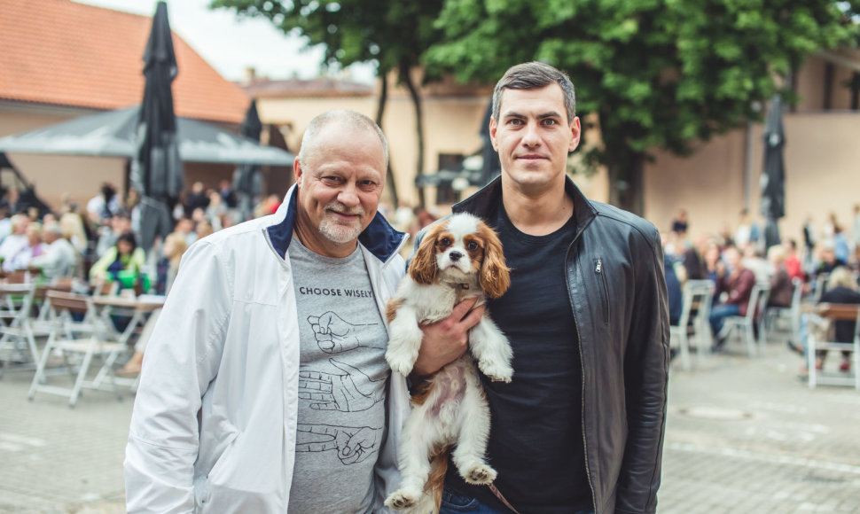 Gytis Paškevičius ir Justinas Jankevičius su augintiniu Čiupkumi