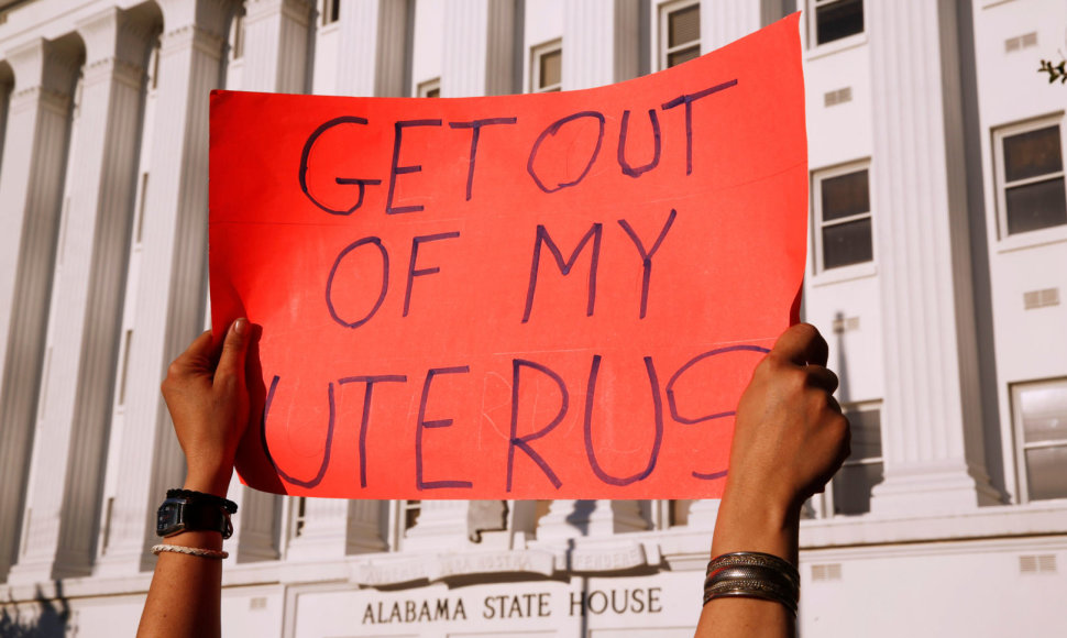 Plakatas su užrašu „Lauk iš mano gimdos“protesto prieš abortų draudimą Alabamoje metu